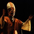 Un omaggio ai tanti volti del beato Giovanni Paolo II, «attore di Dio», quello che il teatro Sociale di Busto Arsizio e l’associazione culturale «Educarte» propongono con questo spettacolo.