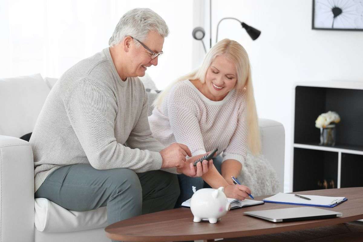 Coniugi svolgono calcoli per la pensione