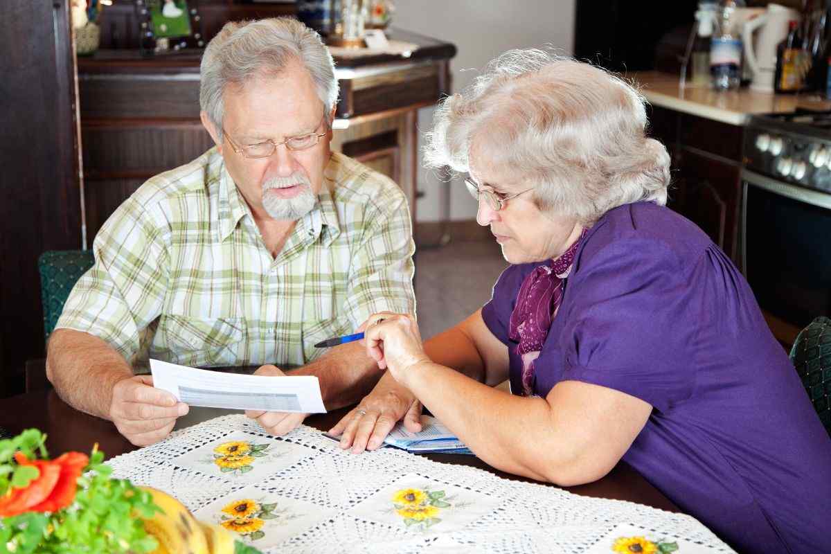 Coppia di anziani controlla pensione