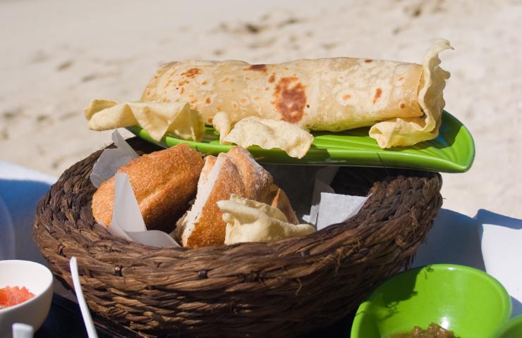 Un cestino con del cibo in spiaggia