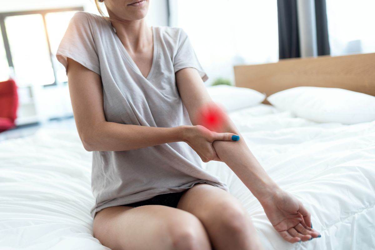 Donna con dolore muscolare