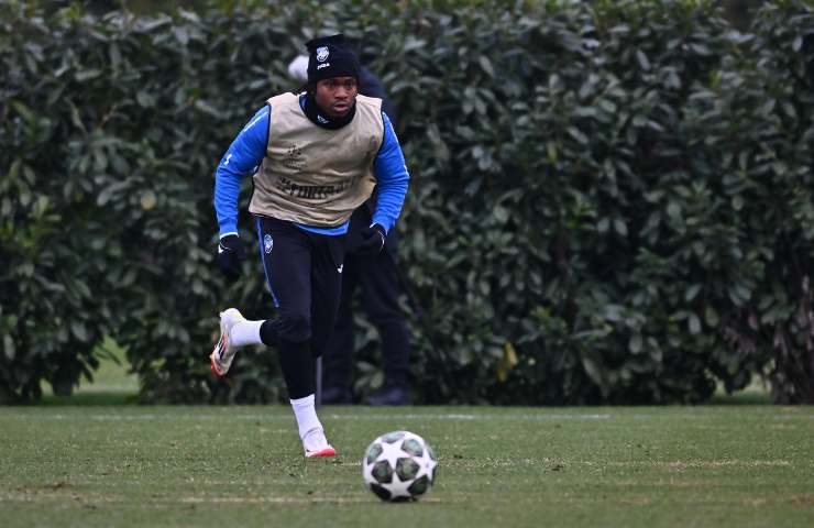 Ademola Lookman durante un allenamento con l'Atalanta