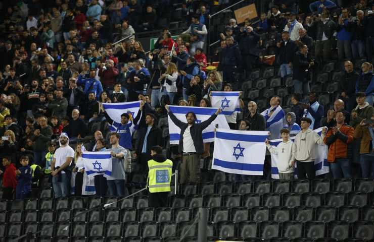 Tifosi israeliani allo stadio durante Italia-Israele del 2024