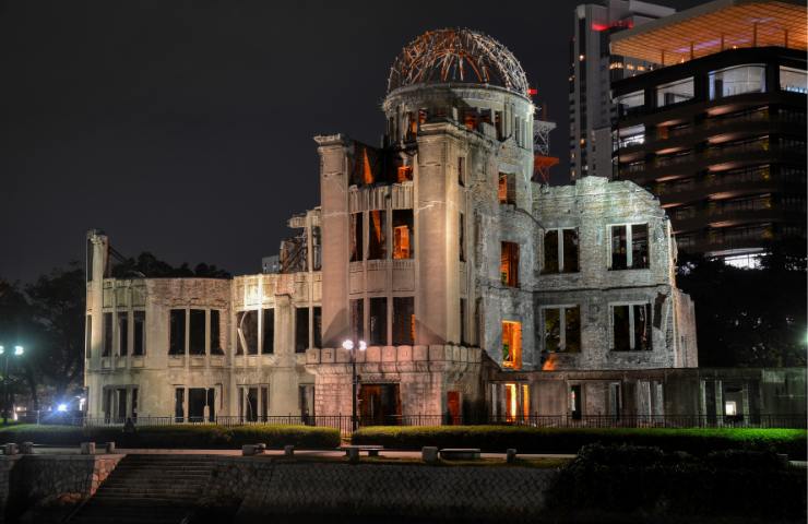 I resti di un palazzo distrutto dalla bomba atomica a Hiroshima