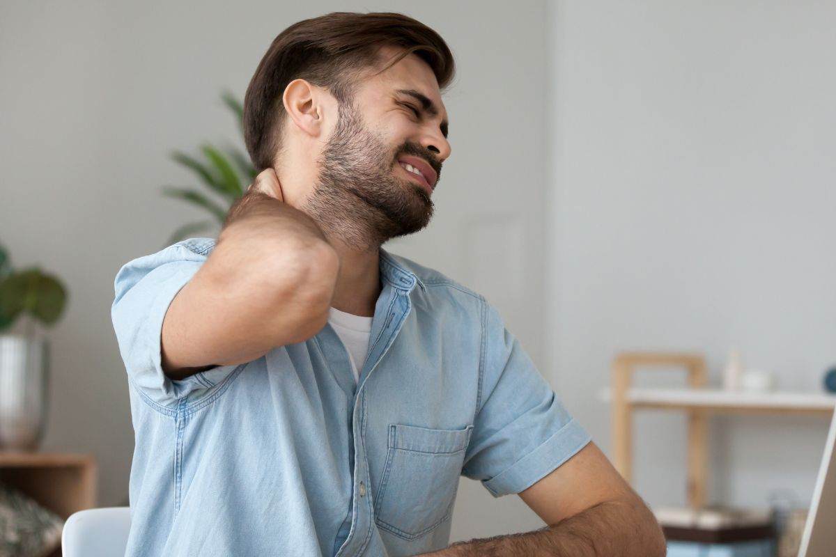 Ragazzo con problemi al collo